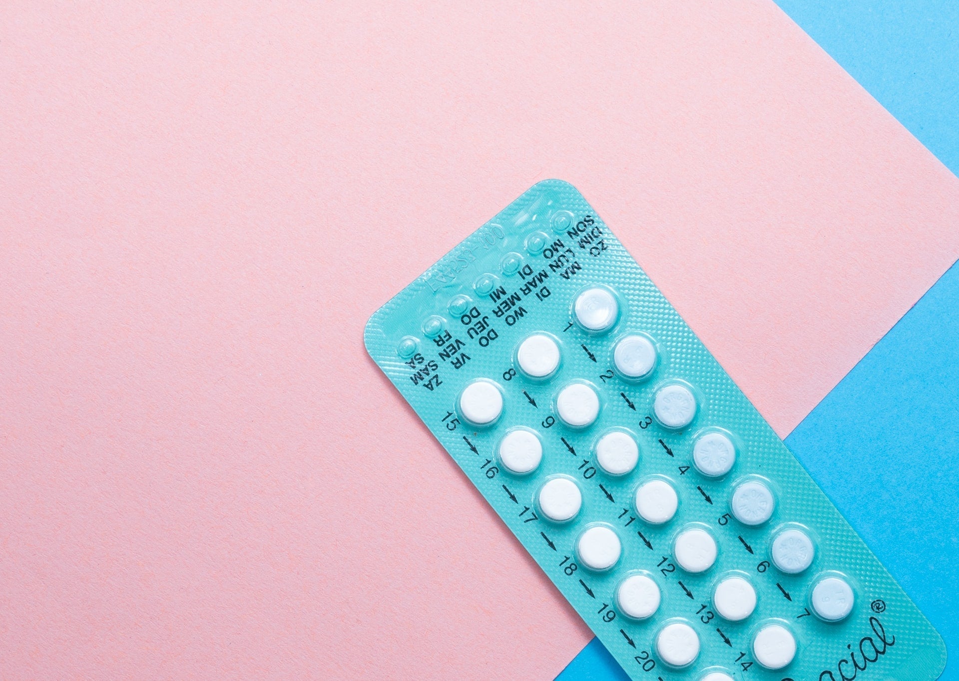 Bild von einer Pillen-Packung, die sinnbildlich für hormonelle Probleme steht. Hormonelle Akne kann durch hormonelles Ungleichgewicht ausgelöst werden. 